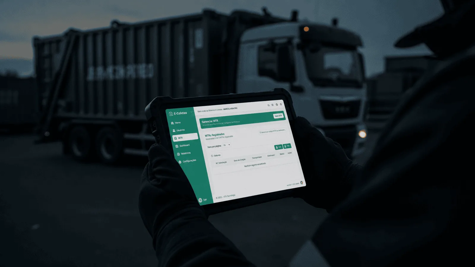 Operação de campo registrando rastreabilidade de resíduos em tablet com caminhão e contêiner ao fundo
